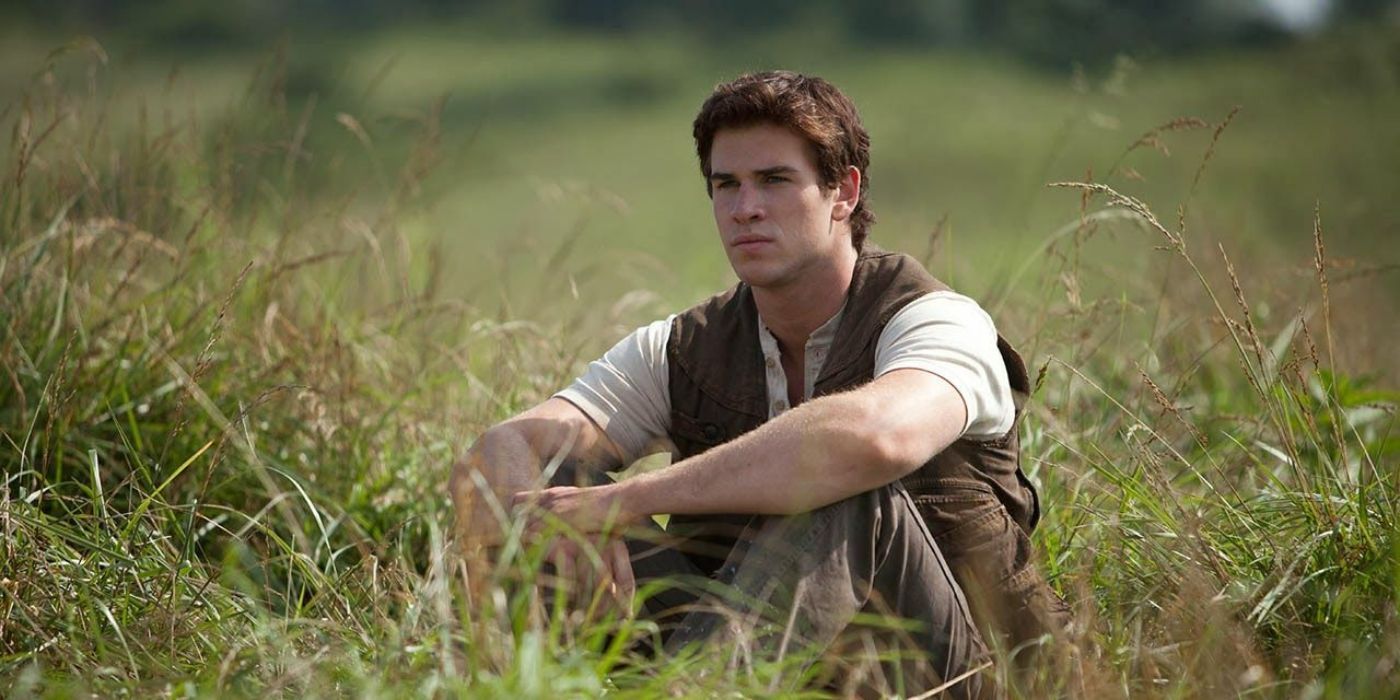 Gale duduk di padang rumput sendirian di The Hunger Games. 