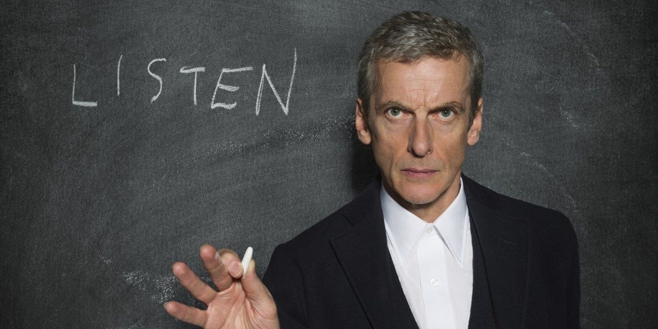 O Décimo Segundo Doutor está na frente do quadro-negro com 'Ouça' rabiscado nele.