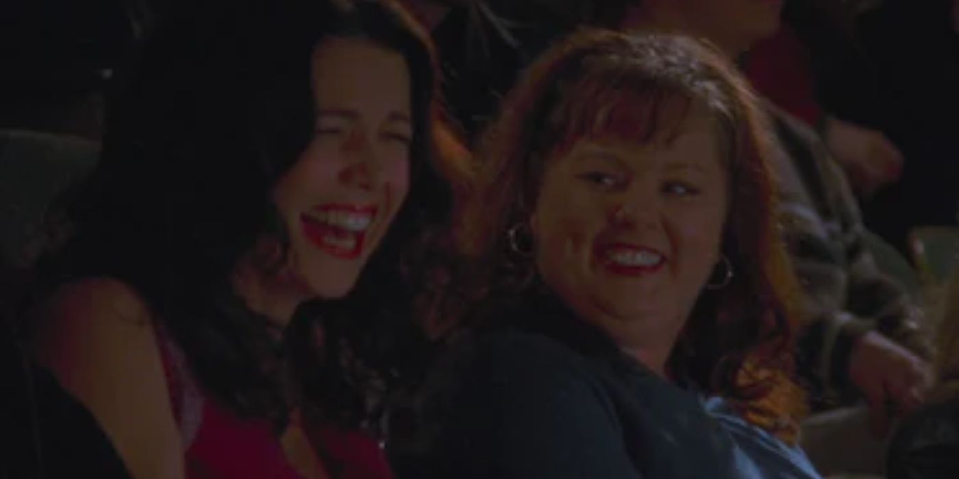 Lorelai e Sookie rindo em Gilmore Girls.  