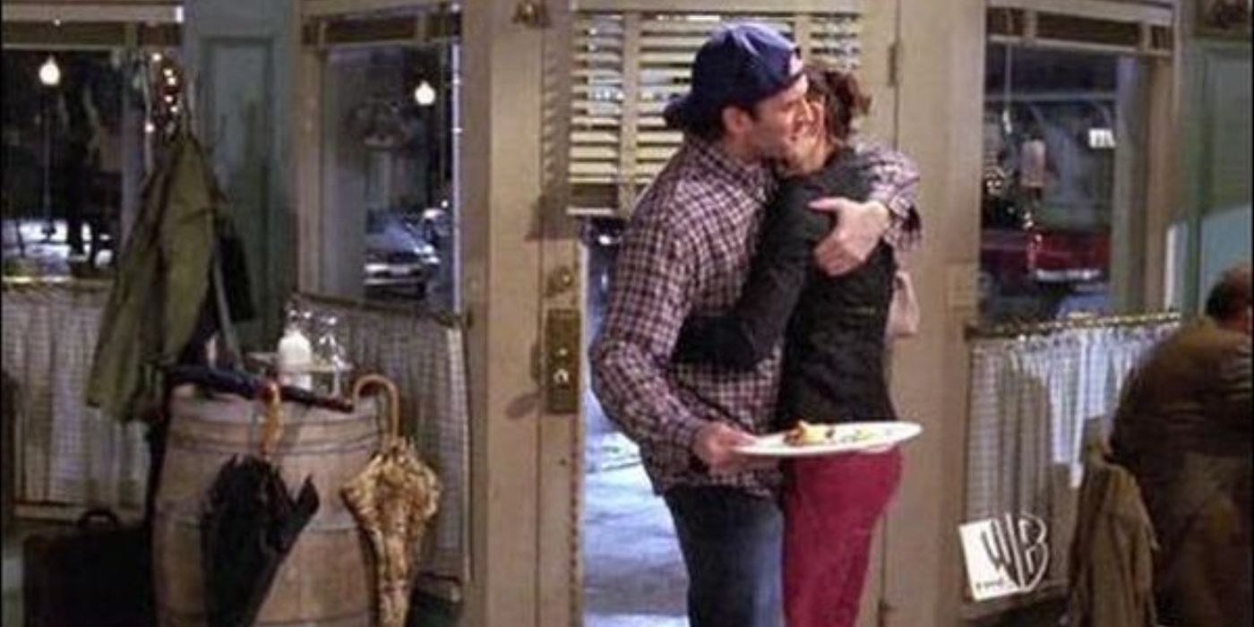 Luke e Lorelai se abraçam na lanchonete em Gilmore Girls. 
