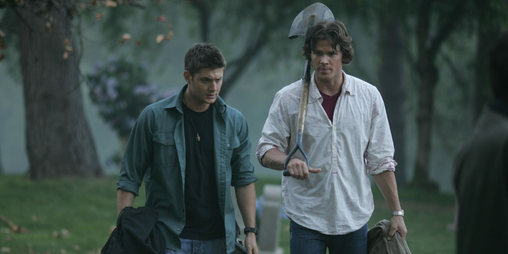 Imagem de Sam e Dean saindo de um cemitério e conversando