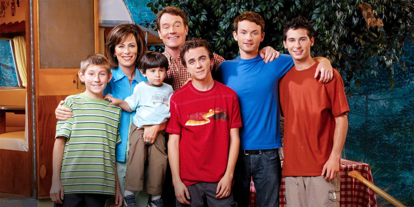 Malcolm in the Middle cast smiling and taking a photo