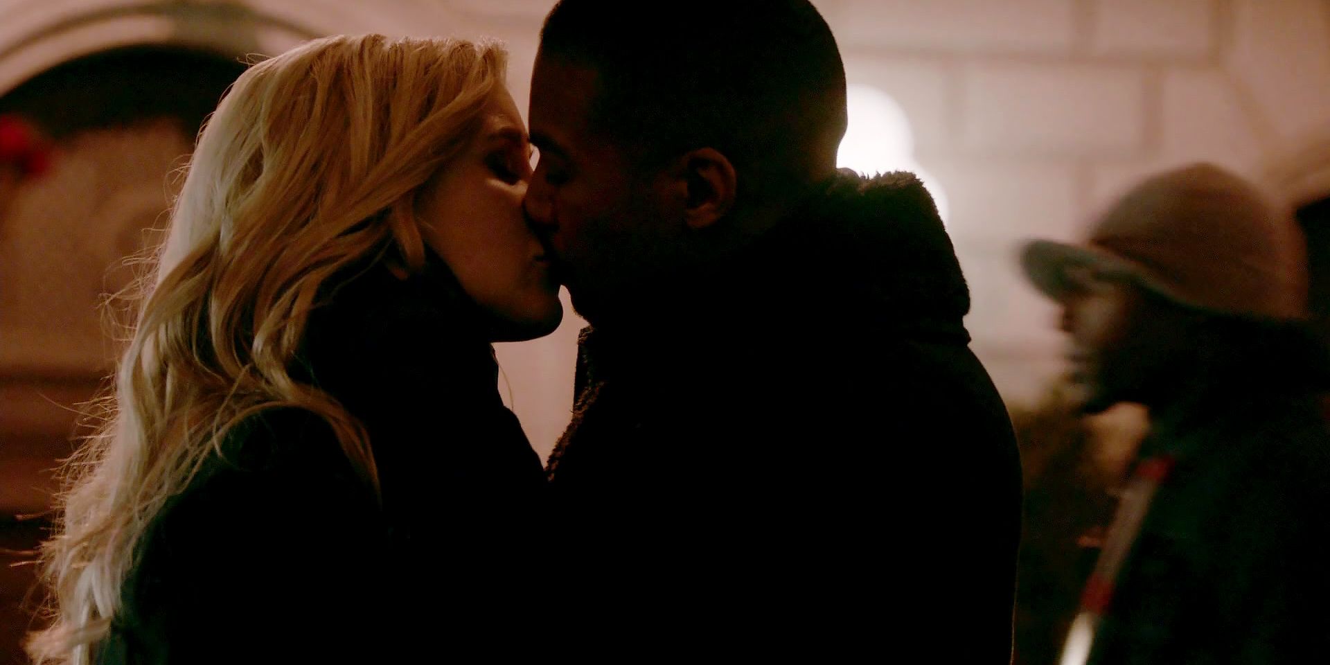 Marcel e Rebekah se beijando em The Originals