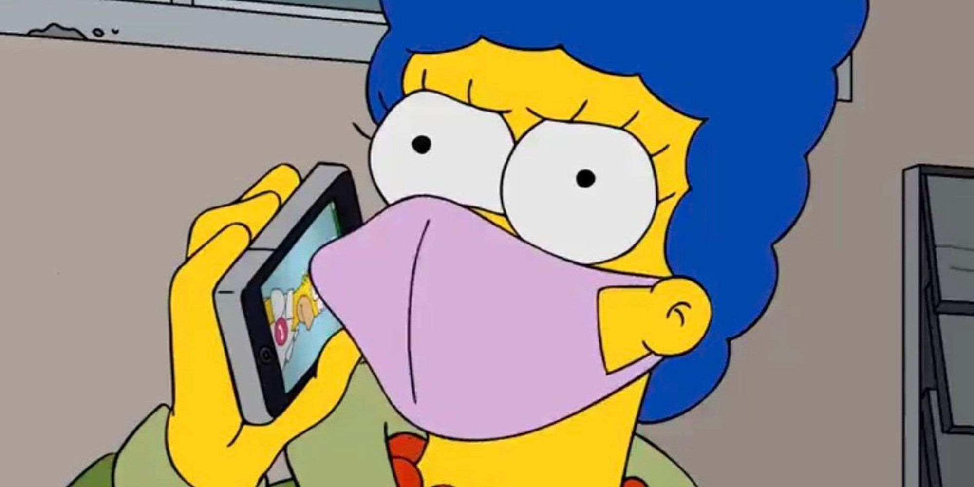Marge usando uma máscara facial em Os Simpsons