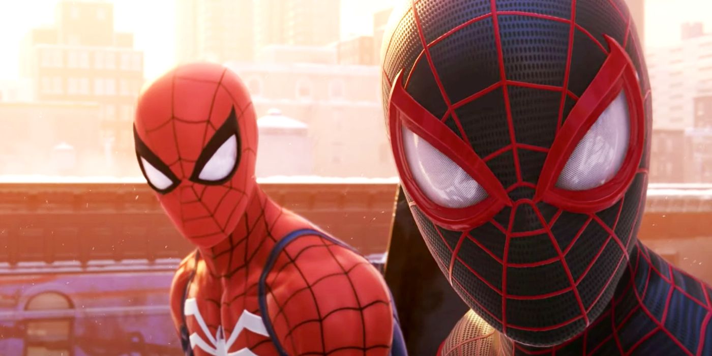 Peter Parker e Miles Morales em seus respectivos trajes do Homem-Aranha do final de Marvel's Spider-Man: Miles Morales.