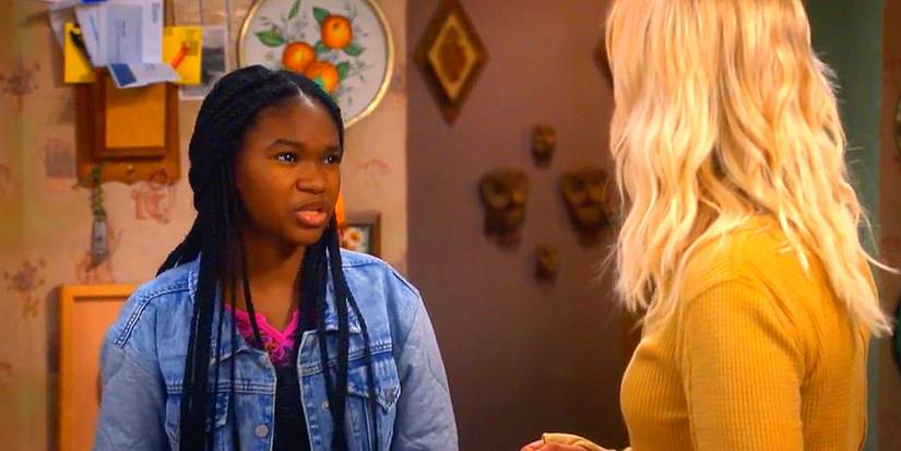 Mary talking to Becky in The Conners season 5 episode 4