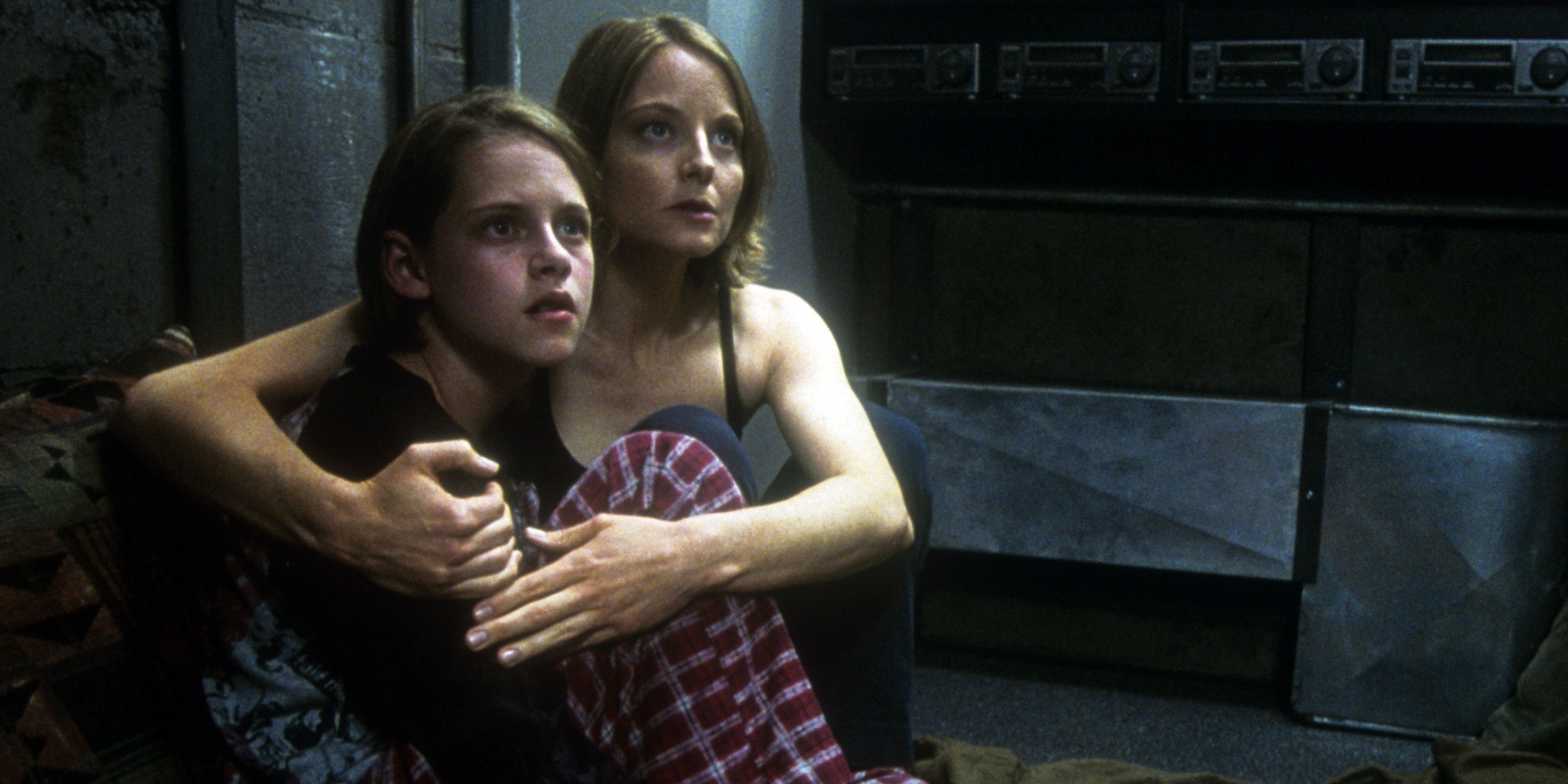 Meg and Sarah in the panic room in Panic Room