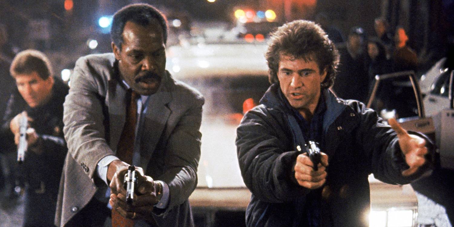 Mel Gibson e Danny Glover com revólveres em Lethal Weapon 2