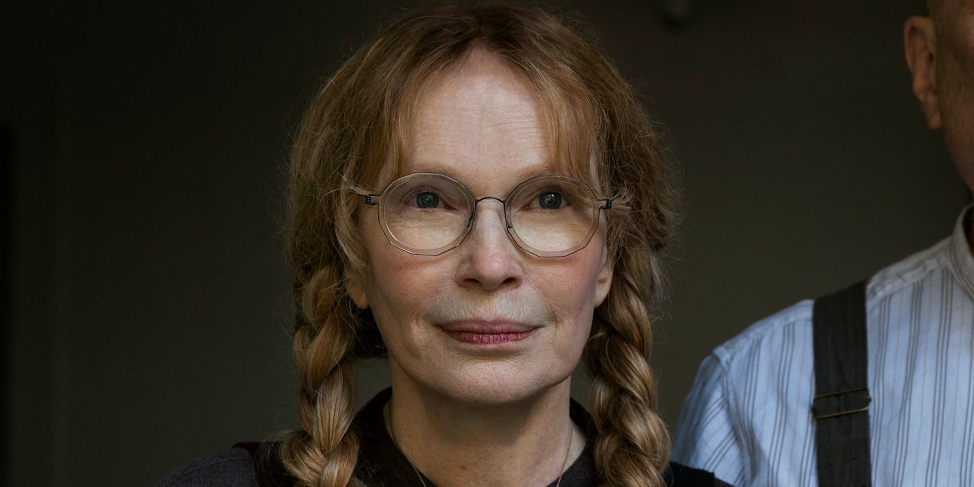 Mia Farrow como Pearl Winslow sorrindo levemente em The Watcher