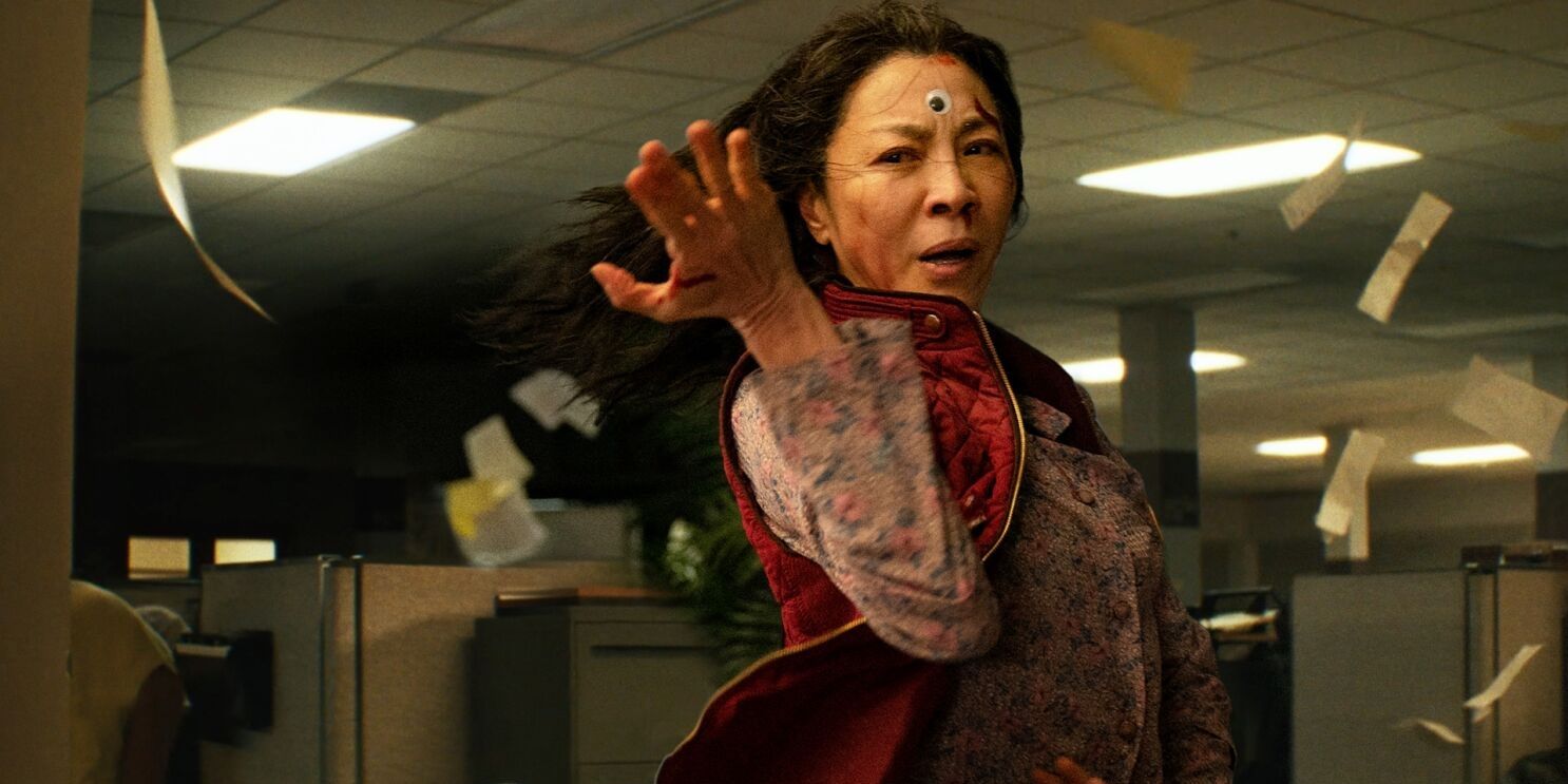 Michelle Yeoh em uma posição de artes marciais em Everything Everywhere All at Once