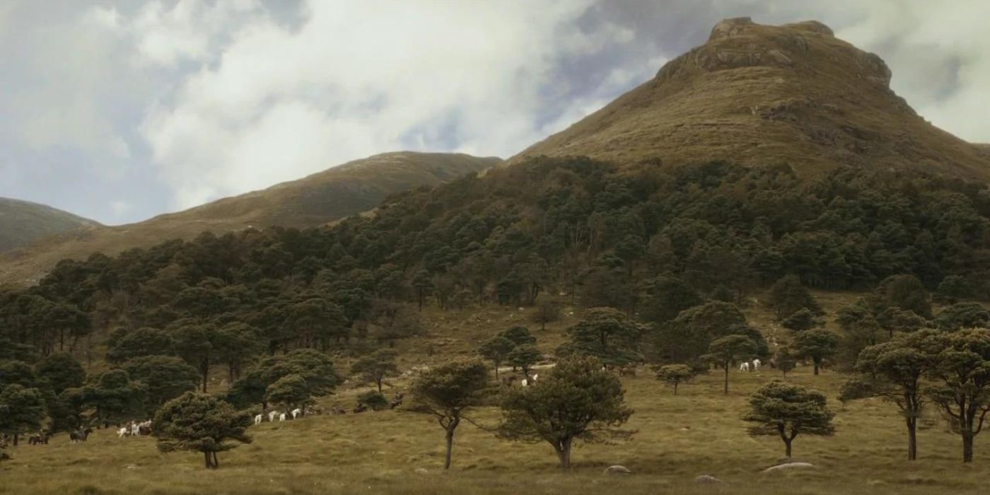 Uma grande montanha coberta de árvores em Game of Thrones.