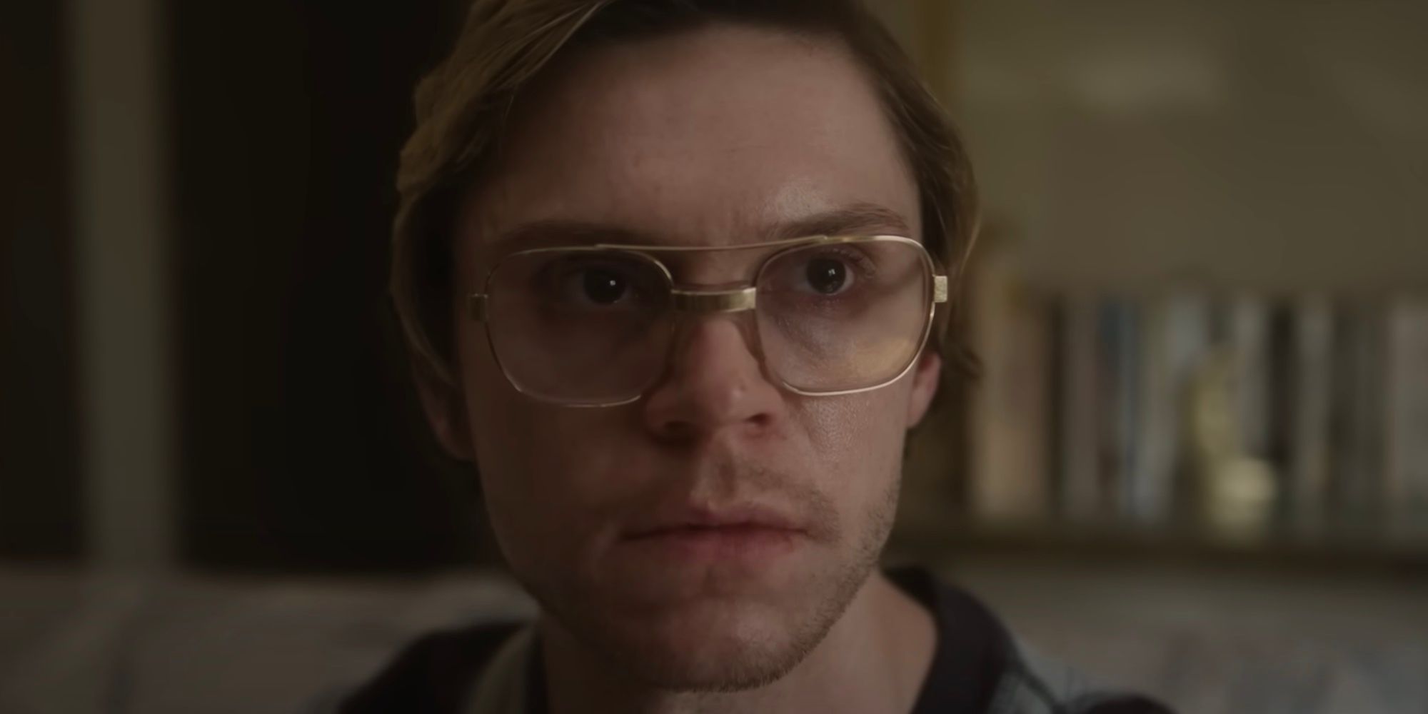 Evan Peters como Jeffrey Dahmer em Dahmer – Monster: The Jeffrey Dahmer Story