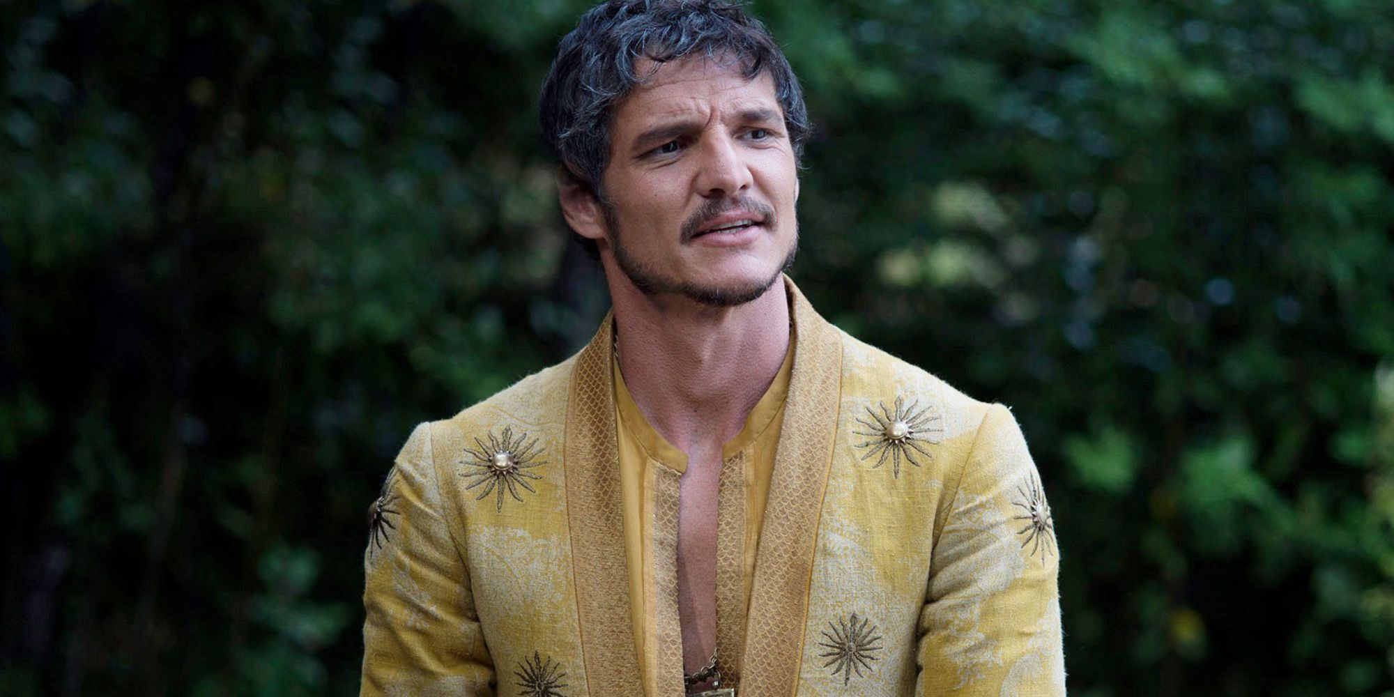 Oberyn Martell, também conhecido como Víbora Vermelha, em sua icônica camisa amarela de sol em Game of Thrones