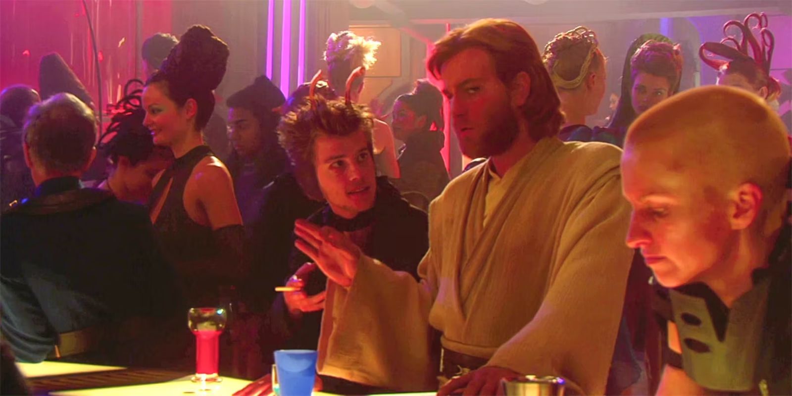 Obi Wan fica irritado com um homem que lhe oferece varas da morte em Ataque dos Clones
