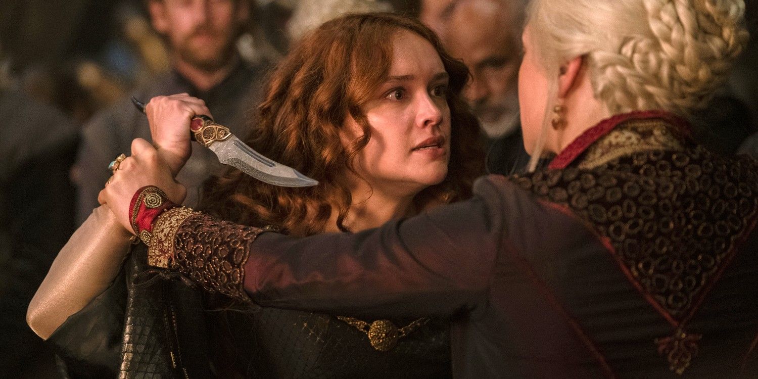 Olivia Cooke como Alicent Hightower atacando Rhaenyra com uma faca em House of the Dragon