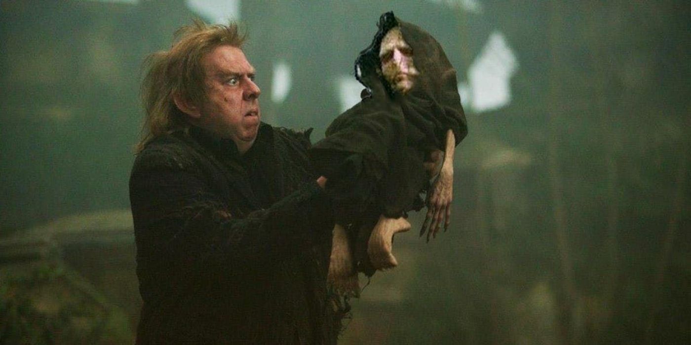 Peter Pettigrew segurando Voldemort sobre o caldeirão em Harry Potter