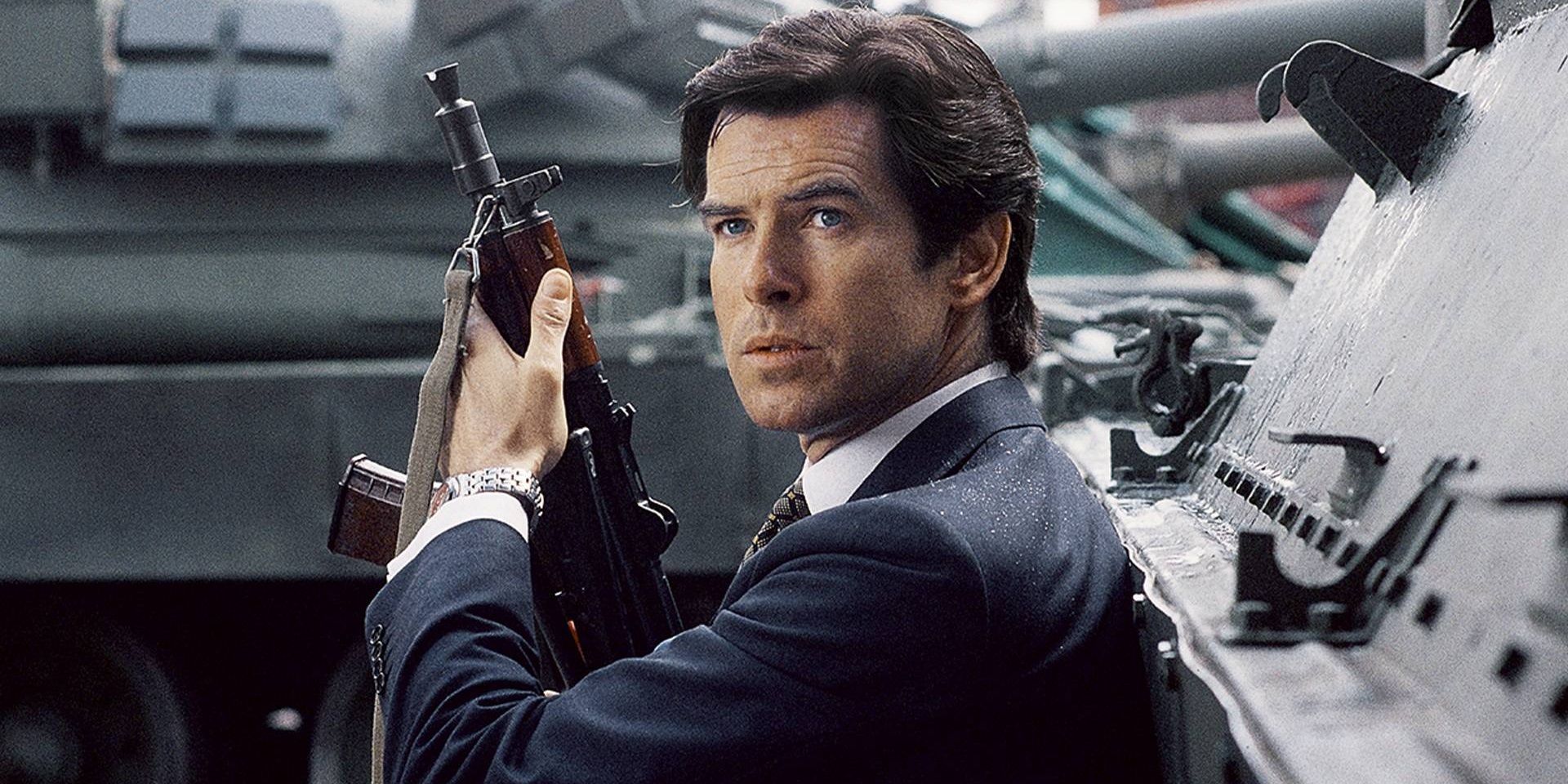 Pierce Brosnan como James Bond com um rifle de assalto