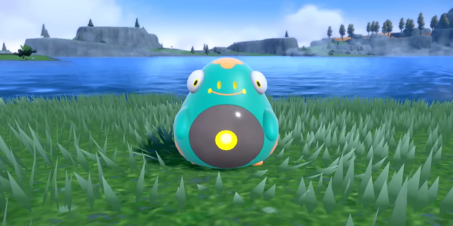 Bellibolt parado en un campo de hierba con un lago detrás en Pokémon Escarlata y Violeta.