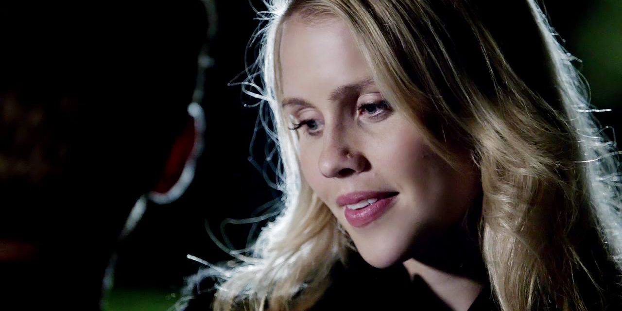 Rebekah Mikaelson sorrindo no escuro em The Originals