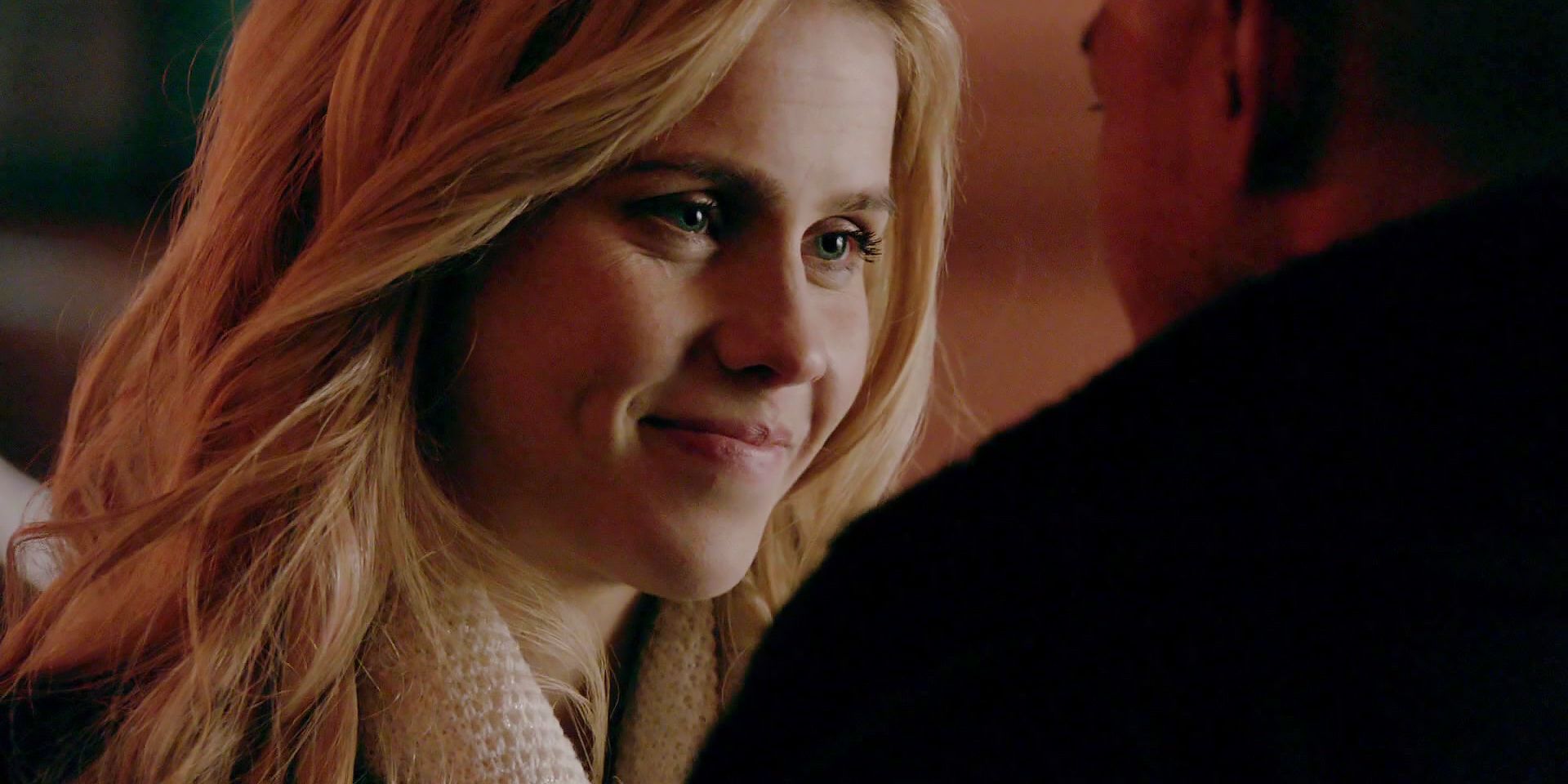 Rebekah dando a Marcel um sorriso caloroso.