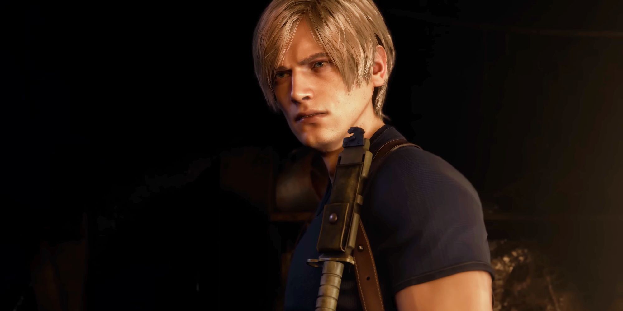 Leon está mirando fuera de la pantalla con una sonrisa en su rostro, sosteniendo un arma