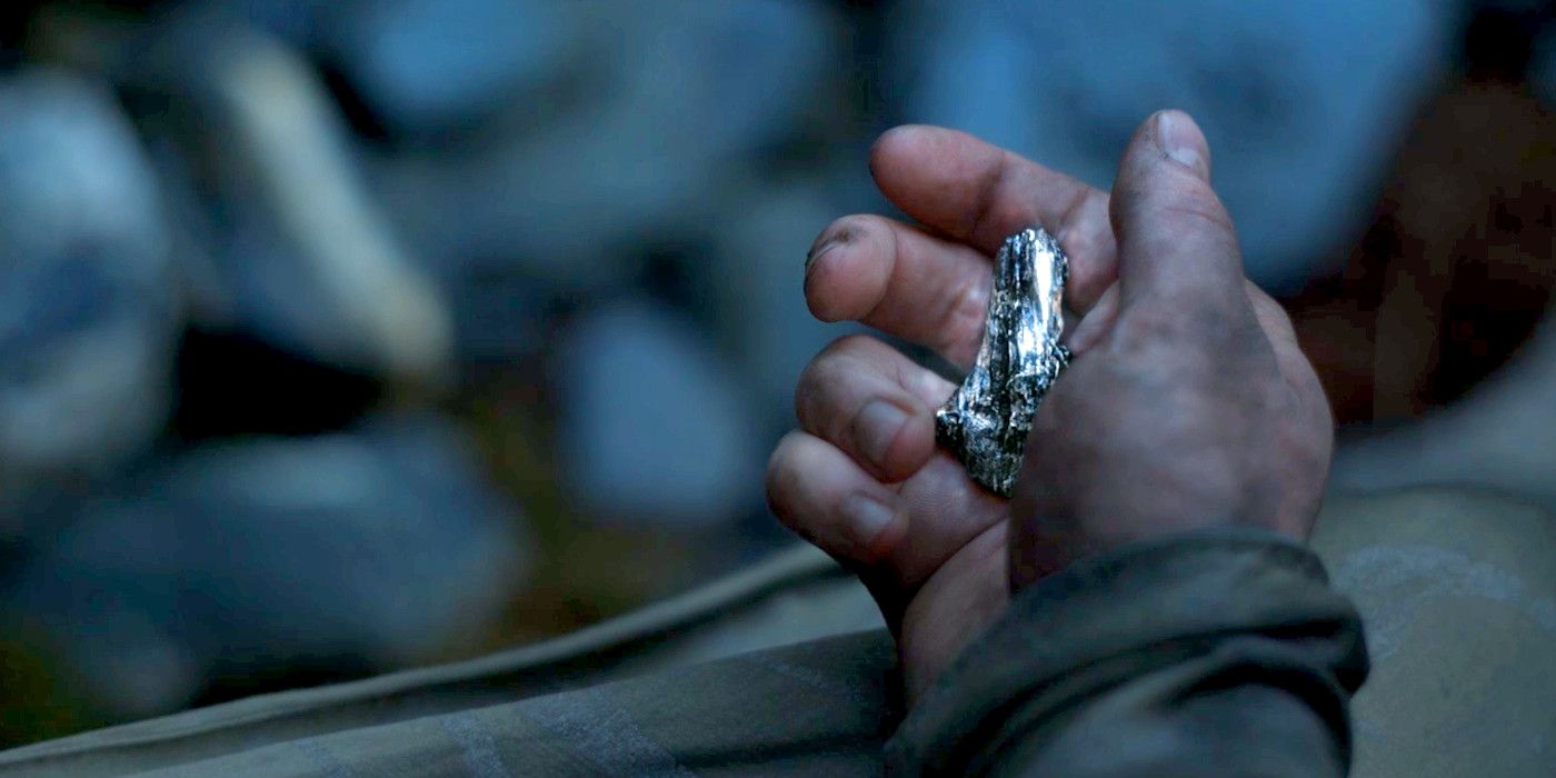 Elrond holding mithril in The Rings of Power.