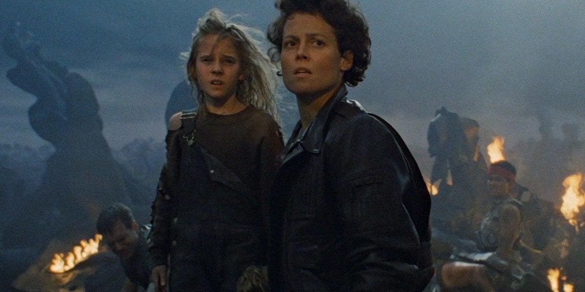 Ripley and Newt looking off-screen in Aliens