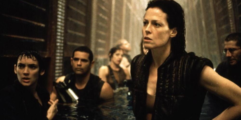Ripley e o resto da tripulação submersos na água em Alien Resurrection