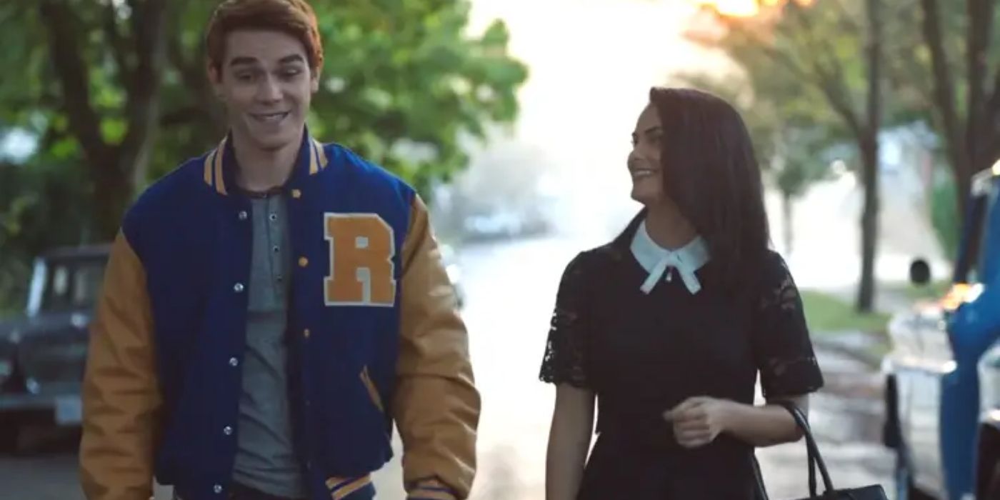 Archie dan Veronica tersenyum dan berjalan keluar di Riverdale