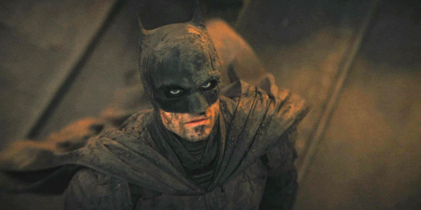 Robert Pattinson olhando para cima em The Batman