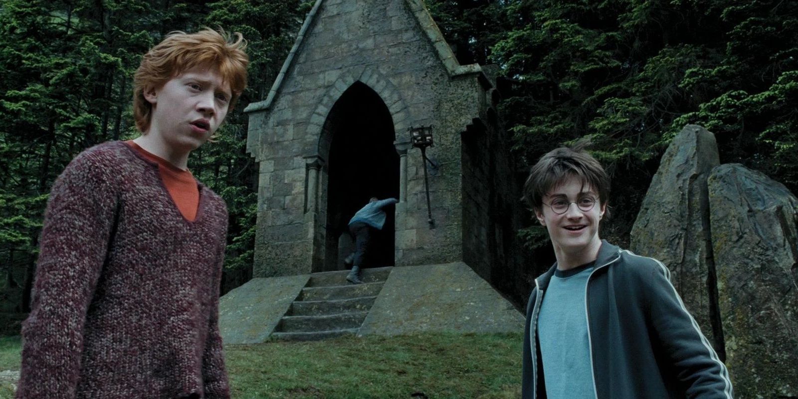 Ron and Harry stand at the bridge entrance in Prisoner of Azkaban 
