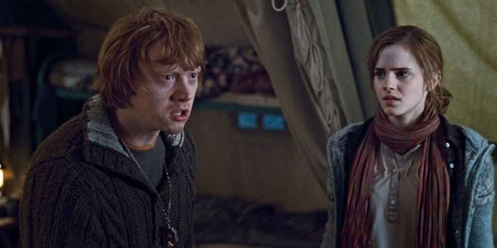 Ron fica com raiva de Harry enquanto Hermione assiste em Harry Potter. 
