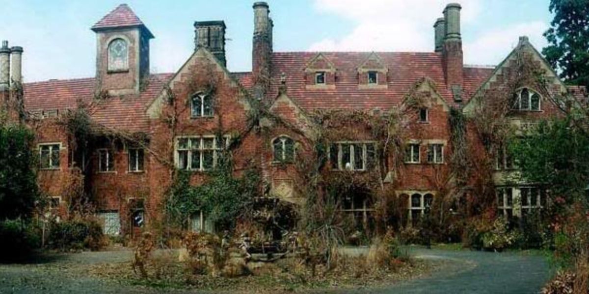 The old mansion covered in vines in Rose Red