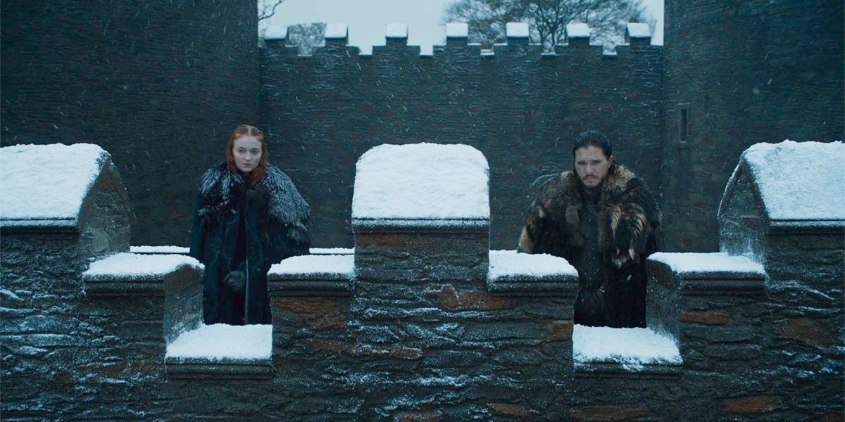Sansa e Jon de pé nas paredes de Winterfell