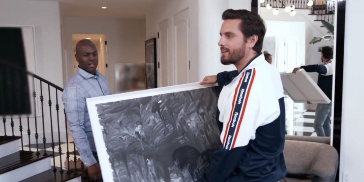 Scott presenteia Kris com uma pintura enquanto Corey olha para ela no KUWTK