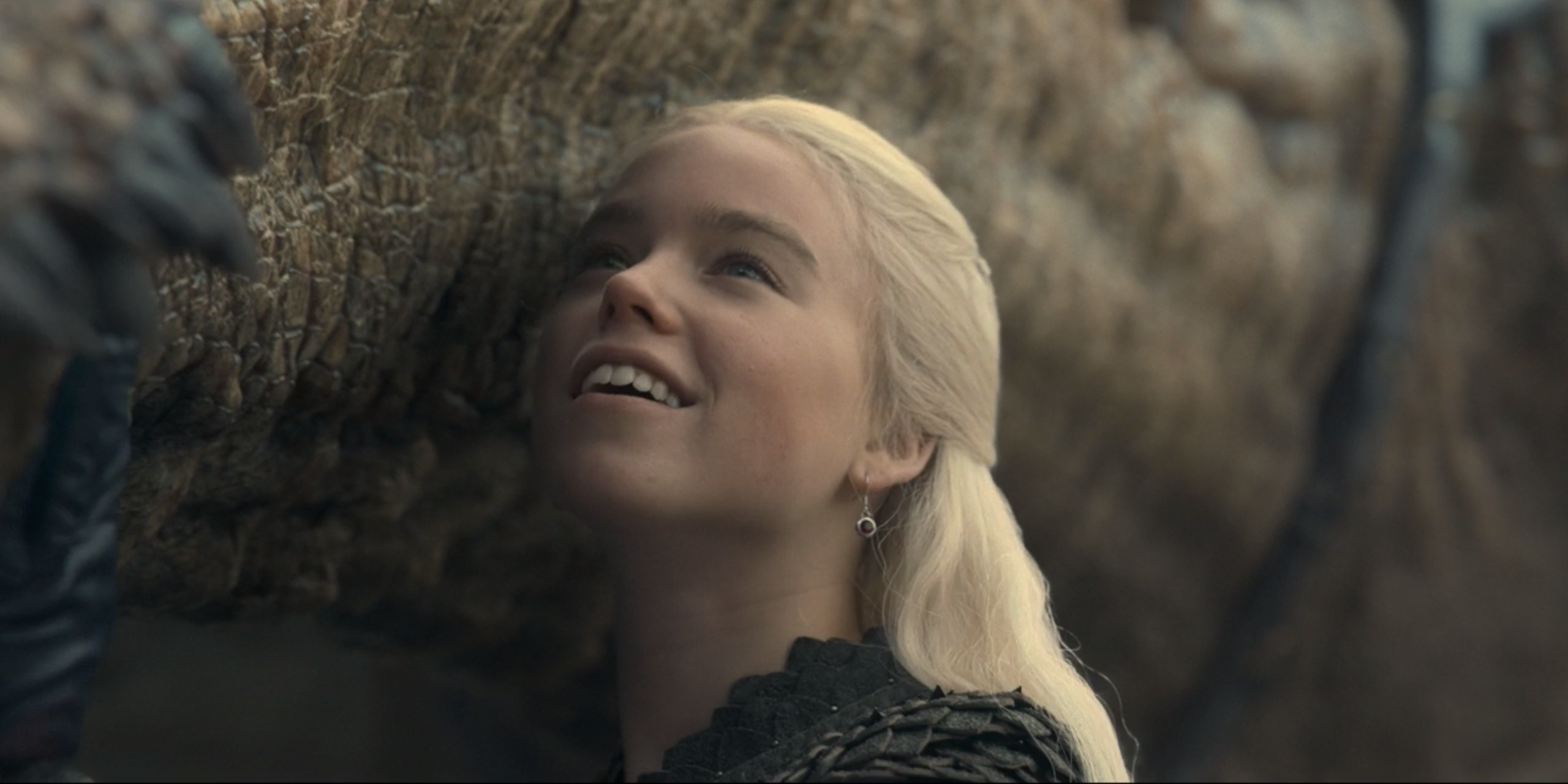 Rhaenyra sorrindo para seu dragão em House of the Dragon