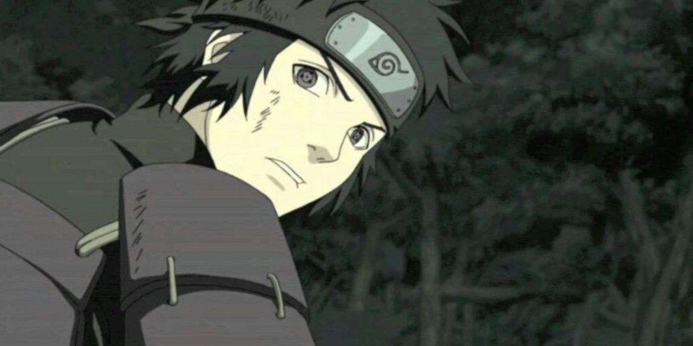 Kagami Uchiha em uma captura de tela de Naruto Shippuden fazendo uma expressão preocupada enquanto está em uma floresta escura.