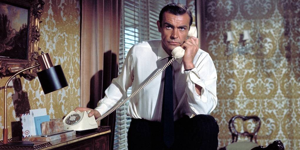 Sean Connery ao telefone em From Russia with Love
