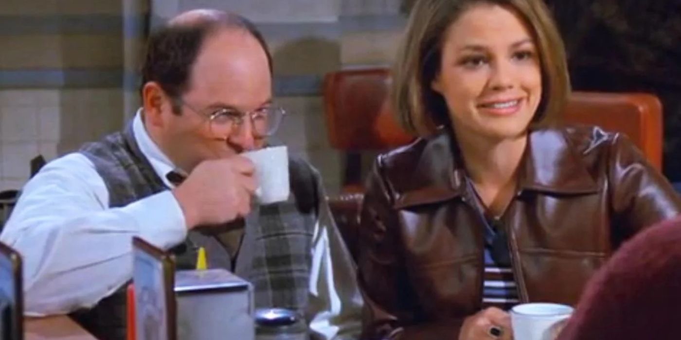 George tomando café e sentado com Marcy no Monk's em Seinfeld