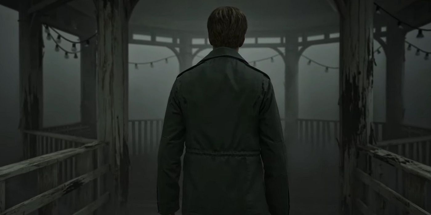 James parado em um píer no meio do nevoeiro em Silent Hill 2 Remake