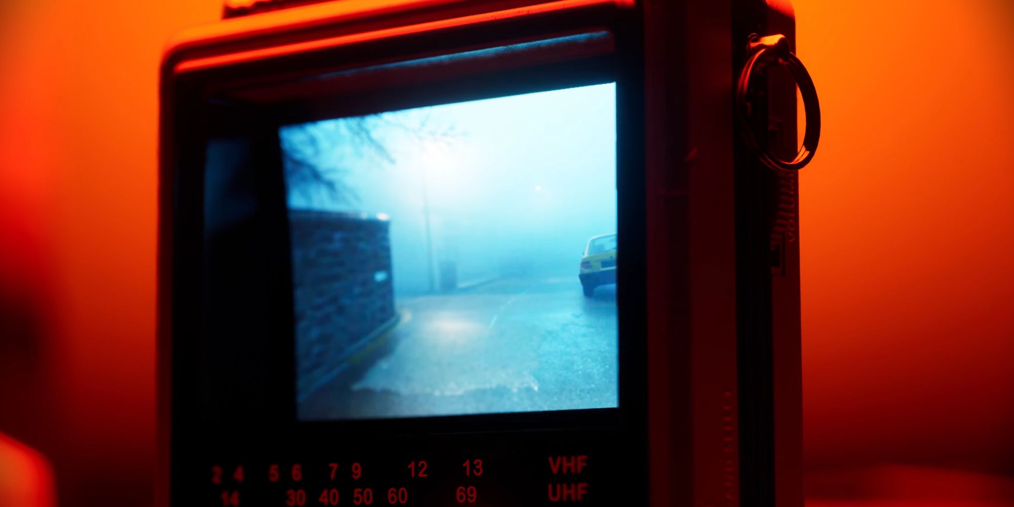 Uma TV portátil mostrando uma casa assustadora em Silent Hill: Townfall