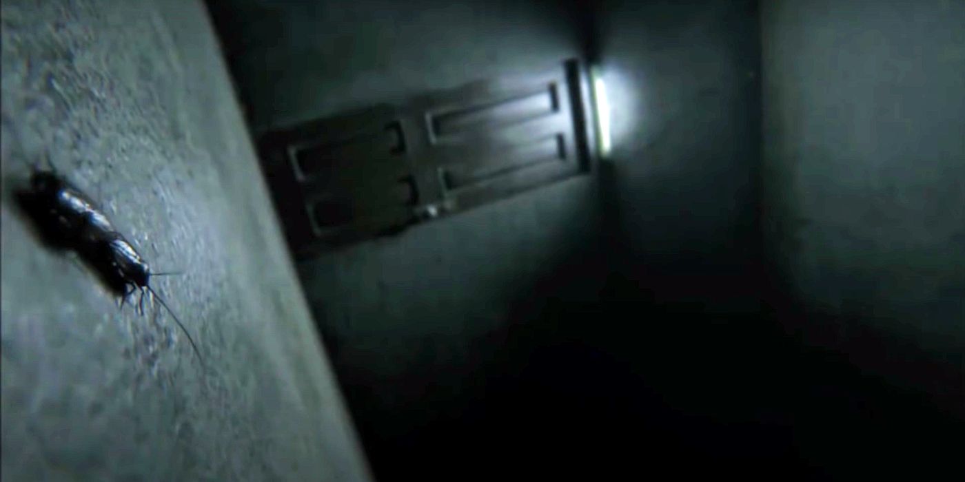 Imagem do inseto tesourinha rastejando ao lado do rosto do jogador em uma sala fria de concreto desde o início de Silent Hills PT