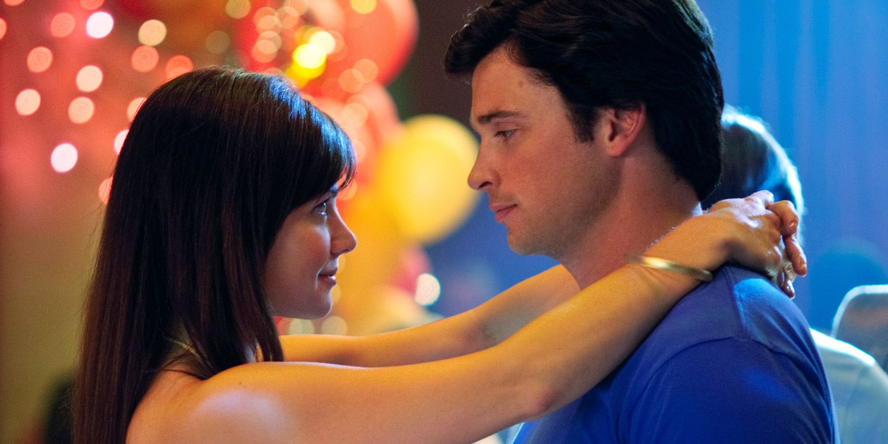 Clark Kent and Lois Lane dance in Smallville