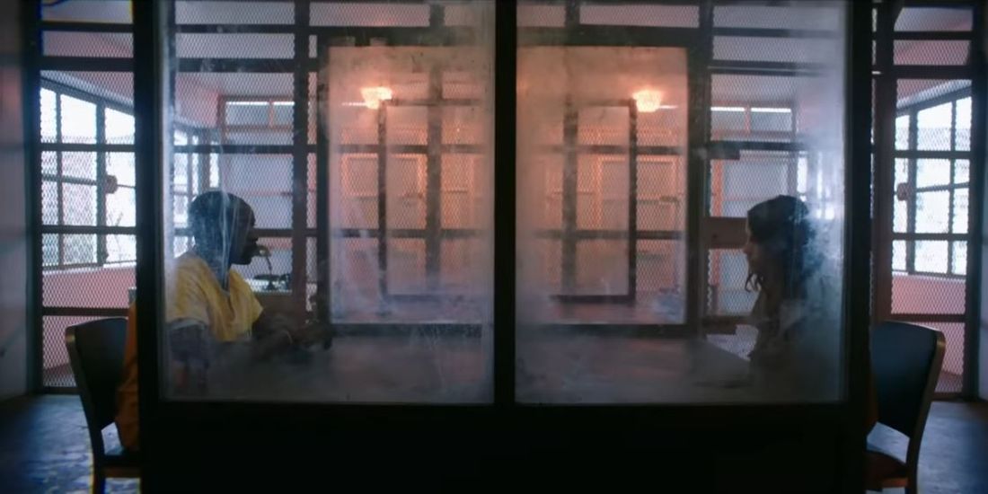Uma cena ambientada em uma prisão no filme de terror Smile de 2022.