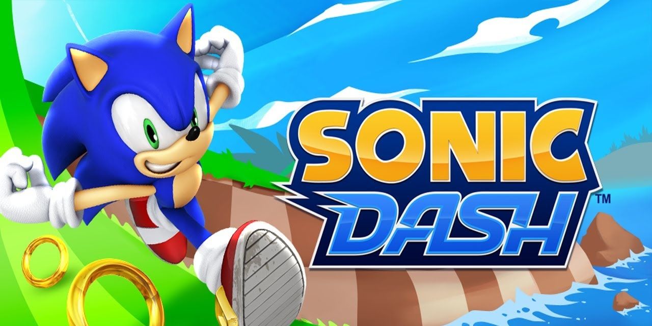 Sonic runs through the Green Hill Zone with the rings, in Sonic Dash.