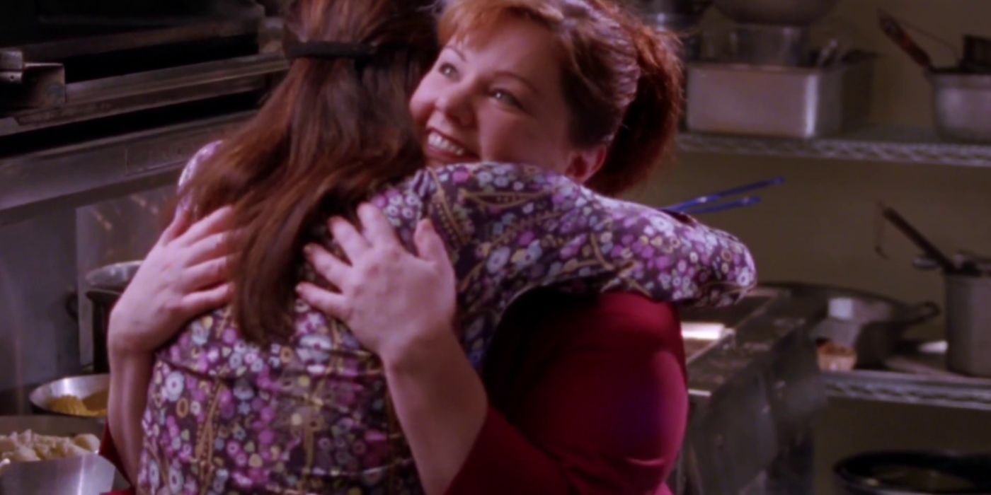 Lorelai e Sookie se abraçando em Gilmore Girls. 