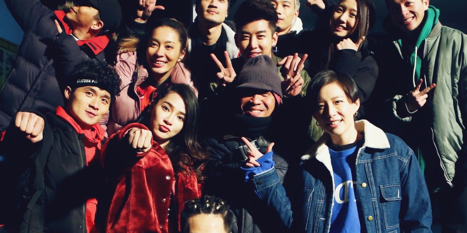 Membros do elenco de Step Up China posando juntos Cropped