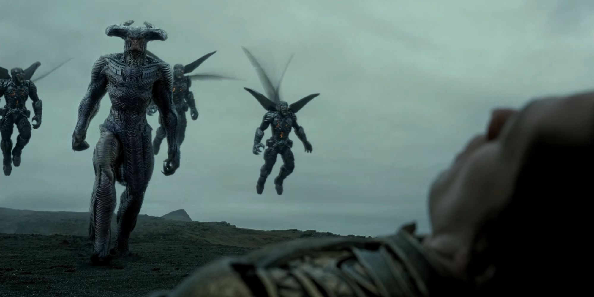 Steppenwolf approaching a wounded Atlantean in Zack Snyder&rsquo;s Justice League (2021)