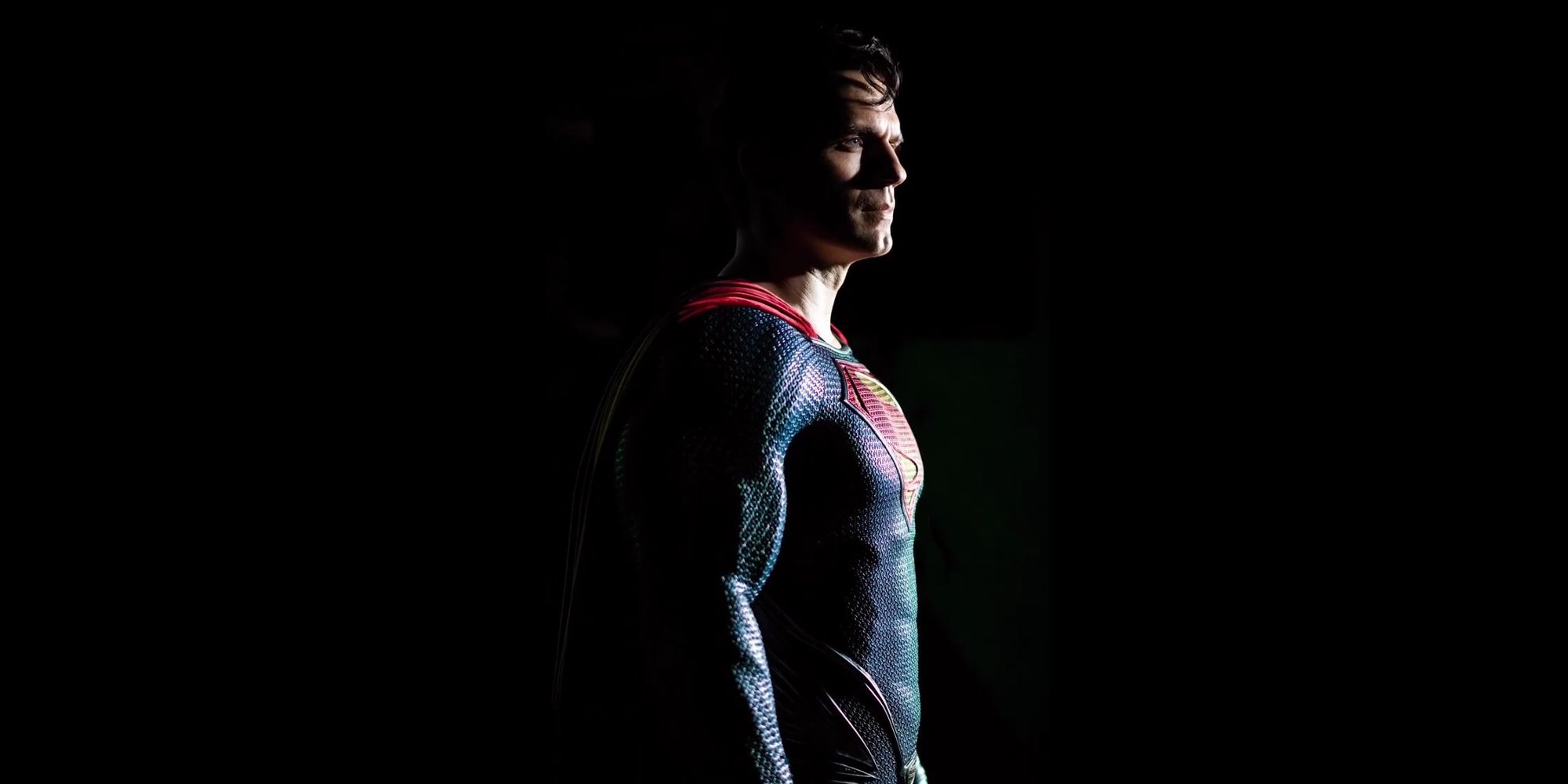 Superman parado nas sombras em Adão Negro (2022)