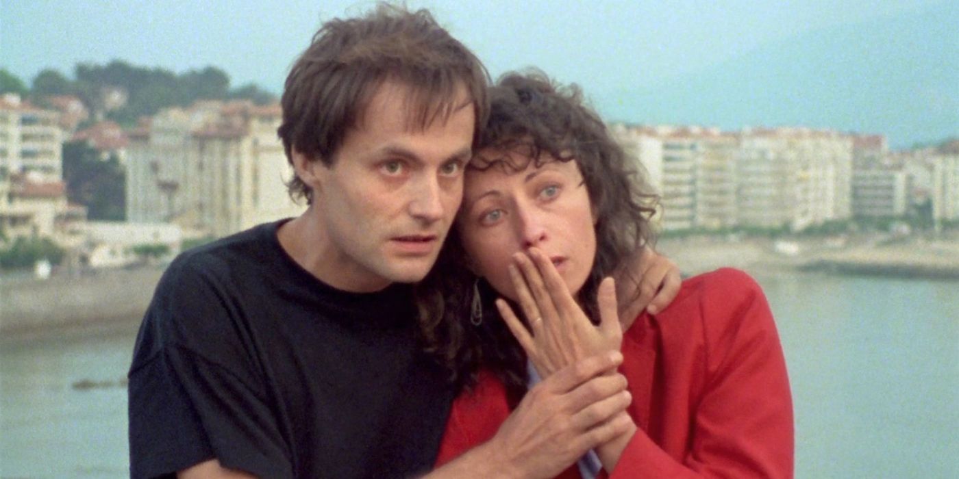 A man with his arm around a woman in The Green Ray